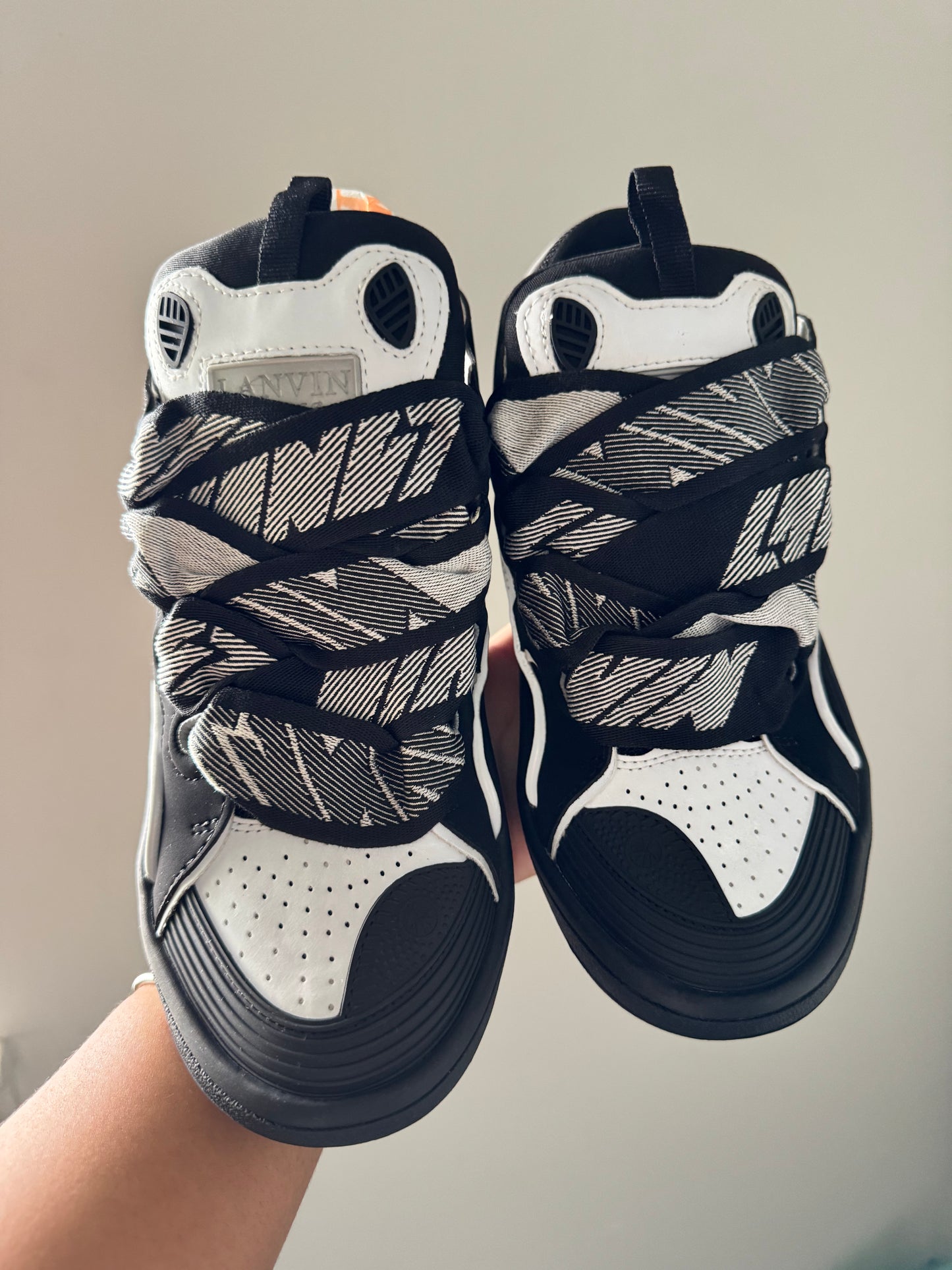 black thick lace sneaker
