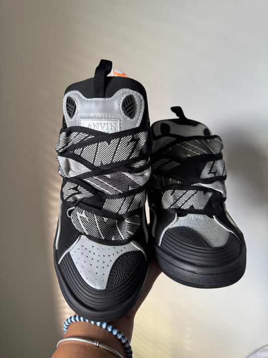 black thick lace sneaker